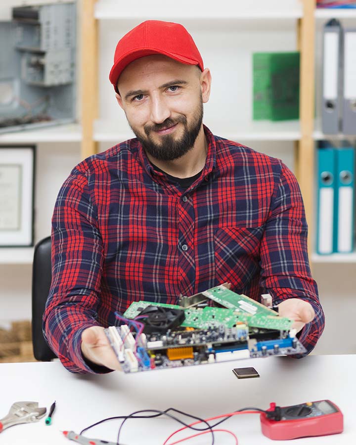 Мастер по ремонту компьютеров в Пскове