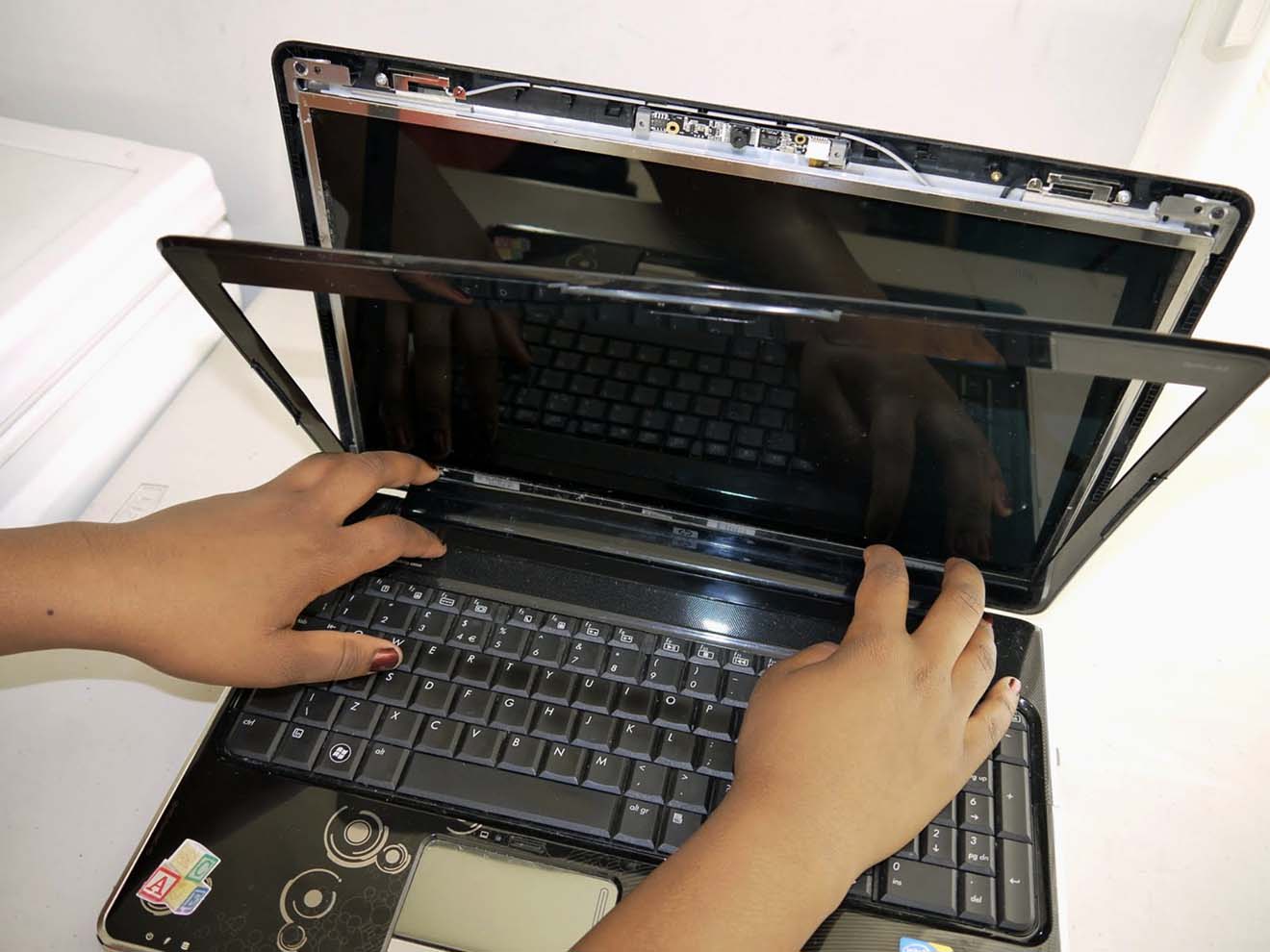 Замена экрана ноутбука HP в Пскове